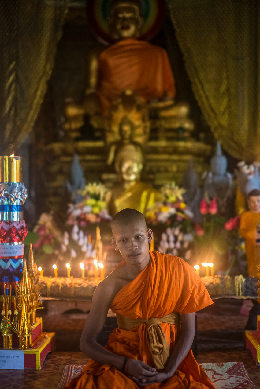 10-great-tips-for-travel-photography-Angkor-monk.jpg